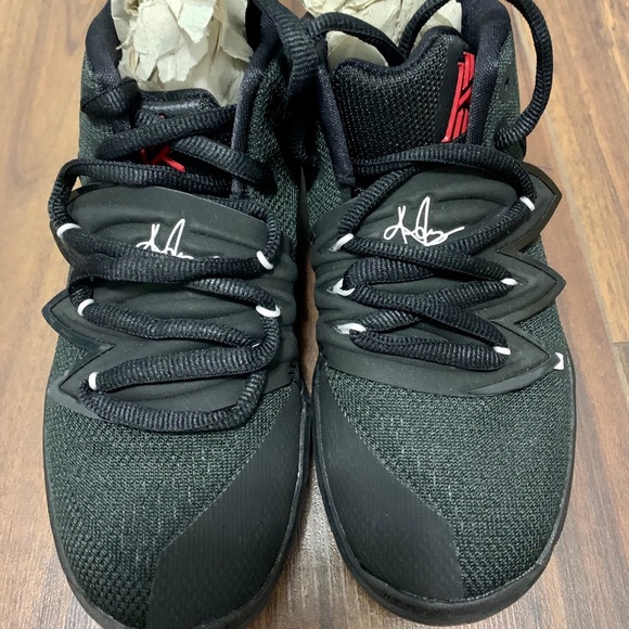 Nike Kyrie Basketball Shoes - Picture 2 of 3